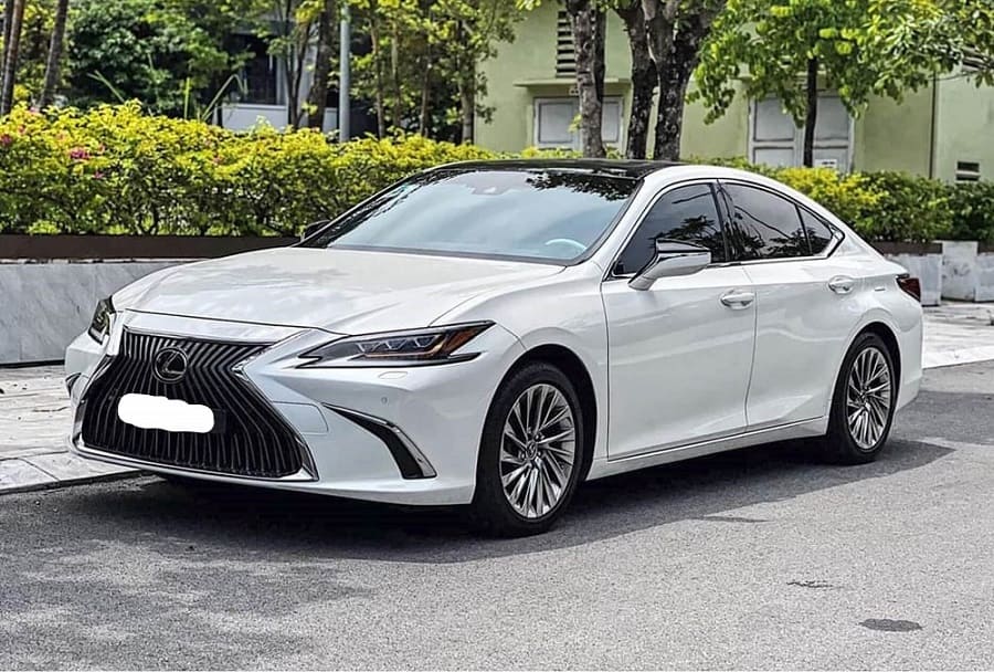 Thuê xe Lexus es đi gặp đối tác