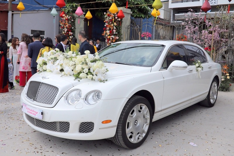 Dịch vụ cho thuê xe cưới Bentley Flying Spur đời mới