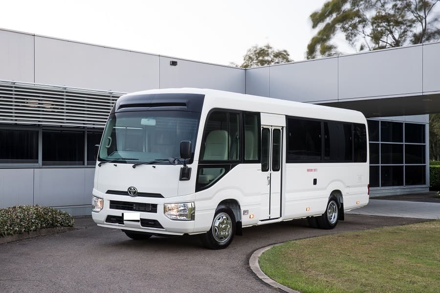 Toyota Coaster - Mẫu xe 24-29 chỗ được ưu chuộng nhờ khả năng vận hành mượt mà